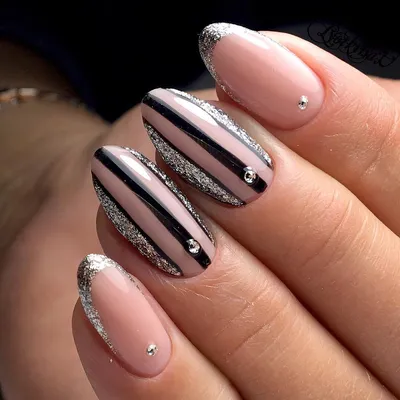 Розовый дизайн с серебром на коротких и длинных ногтях