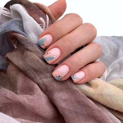 Маникюр Кожухово/ВАО Москва on Instagram: “Абстракция, которая сейчас на  пике🤩 — Комбинированный маникюр, … | Minimal nails, Makeup nails designs,  Minimalist nails
