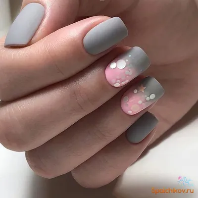 Серый матовый маникюр с розовым и конфети - фото стильного дизайна ногтей