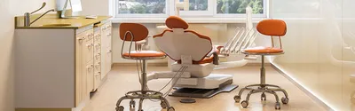 Интерьер стоматологического кабинета, белый и голубой мебелью. Офис  Dentistrsquo. Стоковое Фото - изображение насчитывающей прибор, сверло:  188676440