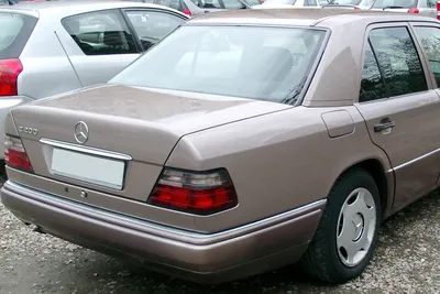 Если хочется легенду: покупаем 25-летний Mercedes-Benz W124 - Российская  газета
