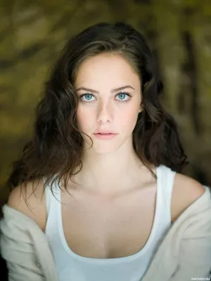 Актриса Кая Скоделарио в белой маечке — Картинки на аву