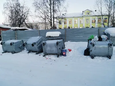 Кто прибирает контейнерную площадку?\" В Серове перевернули мусорные  контейнеры, стоявшие на дороге, ведущей во двор | Новости | СеровГлобус.ру