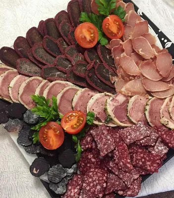 Красивое оформление мясной нарезки на праздничный стол: советы и фотографии