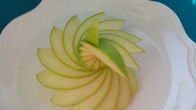 Украшение из яблока. Как красиво нарезать яблоко... - YouTube | Нарезанные  яблоки, Яблоки, Идеи для блюд
