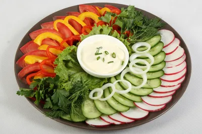 Салат из свежих огурцов и помидоров с моцареллой рецепт с фото пошагово -  1000.menu