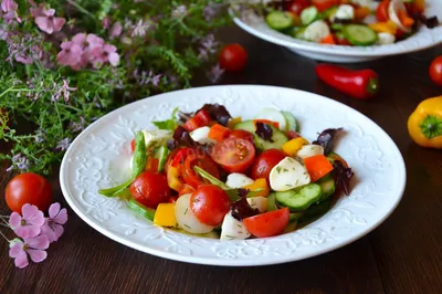 Салат с малосольными огурцами и помидорами - пошаговый рецепт с фото на  Повар.ру