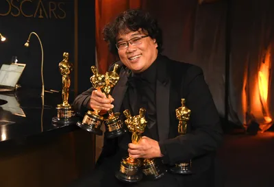 Режиссер Пон Чжун Хо и его «Оскары». Фотография — Meduza