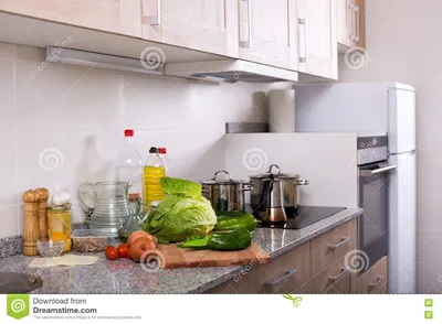 Натюрморт с овощами в кухне Стоковое Изображение - изображение  насчитывающей зеленый, никто: 74138219