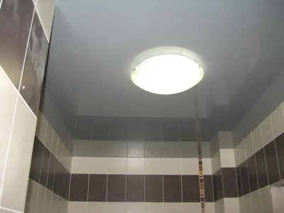 Глянцевый натяжной потолок в ванной | Аста Мануфактура