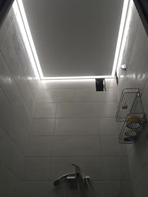 Натяжной потолок в ванной комнате, какое освещение встраиваемое в натяжной  потолок подойдёт для ванной комнаты? — компания «Лидер»