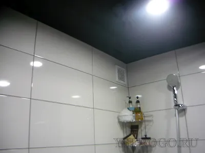 Черный натяжной потолок в ванной комнате - актуально или нет?
