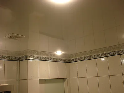 Зеркальный натяжной потолок в ванной
