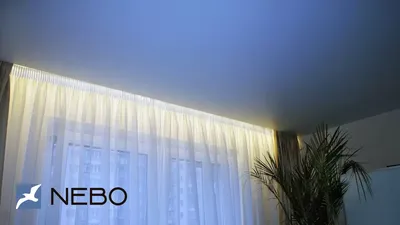 Белый натяжной потолок в спальне с нишей для карниза и LED-подсветкой