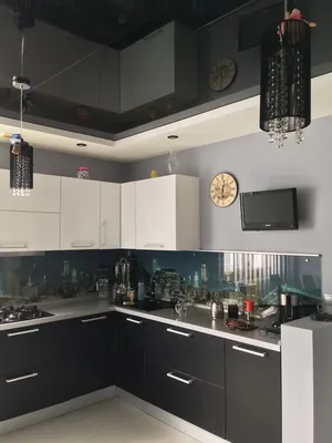 Черный лаковый натяжной потолок на кухне в черно-белом интерьере дома