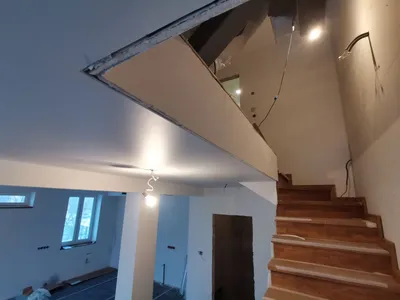 Как обойти лестницу натяжным потолком? | Натяжные потолки в Подольске любой  сложности - Белый квадрат