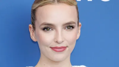 Обои платье, актриса, декольте, красивая, Jodie Comer, Джоди Комер картинки  на рабочий стол, раздел девушки - скачать