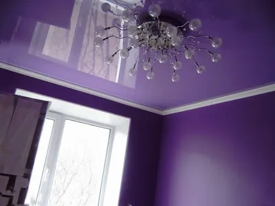 Интерьер спальни с фиолетовым потолком – необычное и стильное решение