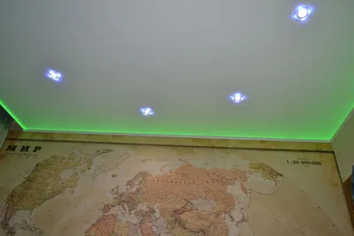 Одноуровневый натяжной потолок с подсветкой | Натяжные потолки HomeComfort  в Смоленске