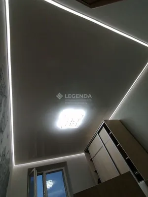 Белые-глянцевые натяжные потолки в спальной комнате с контурной подсветкой  и люстрой — потолки «Легенда»