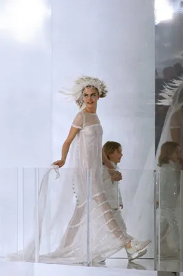 Невеста в кроссовках, в свадебном платье Стоковое Изображение - изображение  насчитывающей ñ€ðµð±ðµð½oðº, ð½ð¸ðº: 159861215