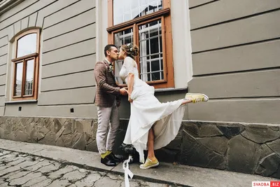 Невеста в свадебном платье и кроссовки Стоковое Фото - изображение  насчитывающей ð±ðµð»o, ñ€oñ ðºoñˆñœ: 185468162
