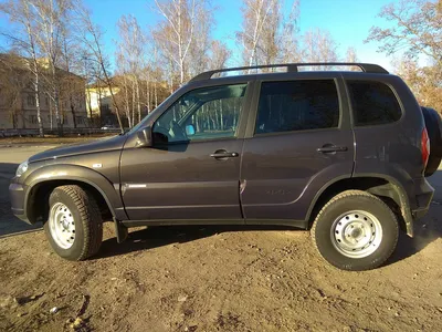 Купить б/у Chevrolet Niva I Рестайлинг 1.7 MT (80 л.с.) 4WD бензин механика  в Пензе: коричневый Шевроле Нива I Рестайлинг внедорожник 5-дверный 2013  года на Авто.ру ID 1080423220