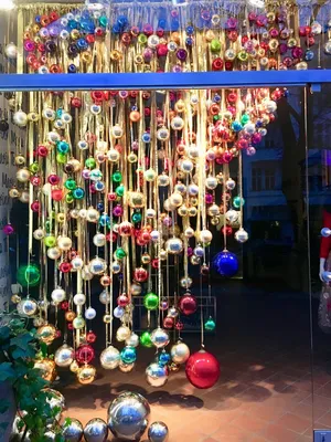 новогодние витрины 2020: 11 тыс изображений найдено в Яндекс.Картинках |  Christmas window decorations, Christmas shop displays, Christmas display