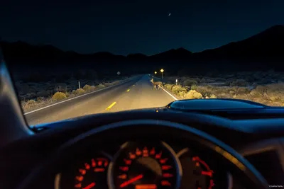 Ночная дорога из машины фото