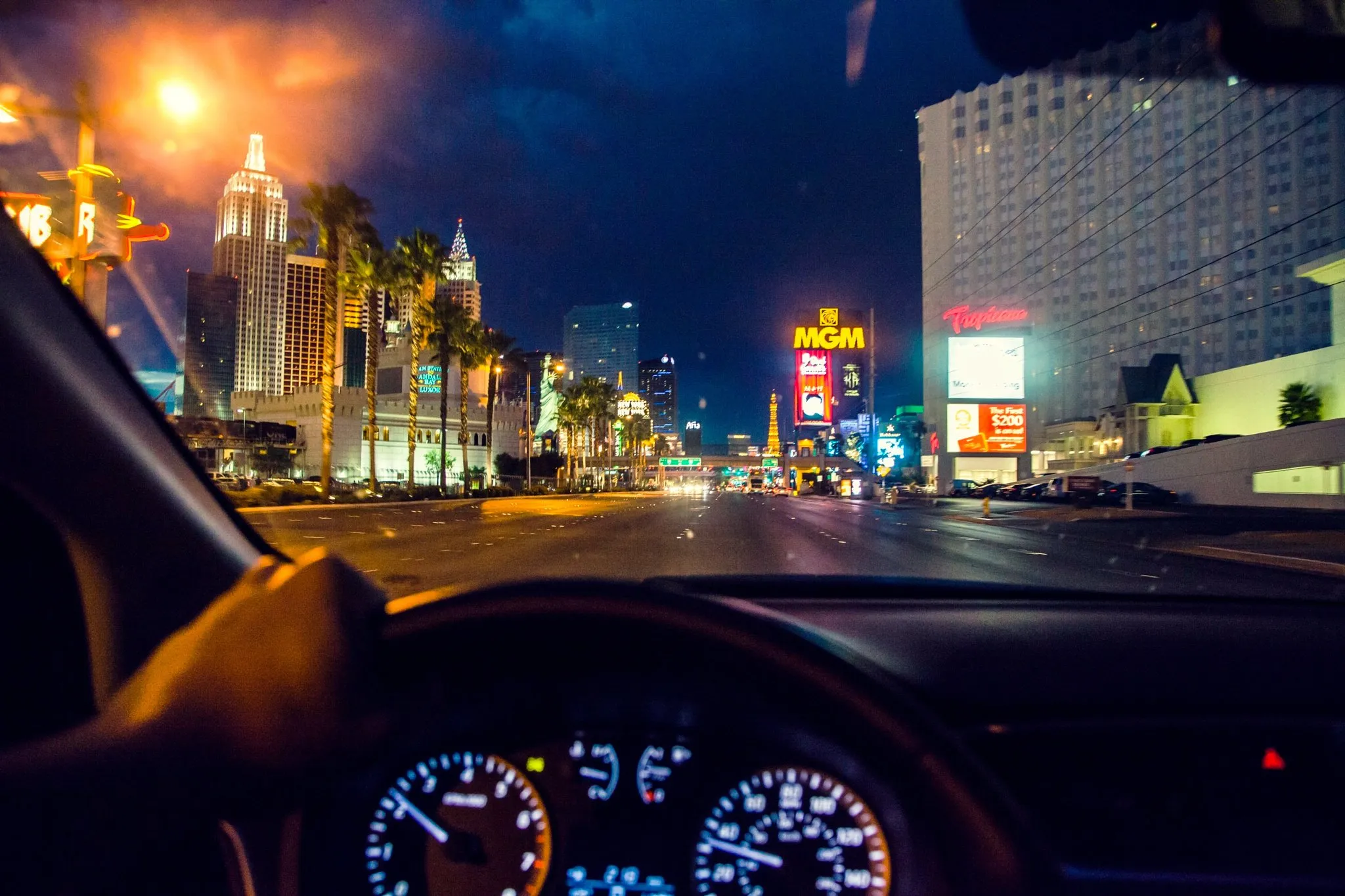 Вечер ехать дорога. Дорога Лос Анджелес Лас Вегас. Вид ночного города из машины. Вид из машины ночью. Вид из машины на ночной город.