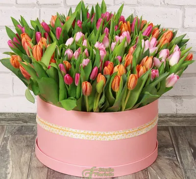 Купить большой букет тюльпанов в шляпной коробке | СтудиоФлористик