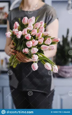Девочка держит в руках большой букет тюльпанов Стоковое Фото - изображение  насчитывающей зеленый, владение: 169561790