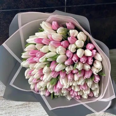 Бело-розовый букет из 101 тюльпана | Бесплатная доставка цветов по Москве
