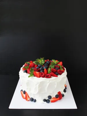 Артикул 69 - Белый одноярусный свадебный торт с ягодами. Без мастики