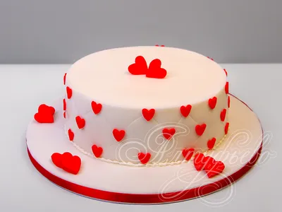 Торт свадебный для небольшой компании 06072421 с красными сердечками  стоимостью 4 850 рублей - торты на заказ ПРЕМИУМ-класса от КП «Алтуфьево»