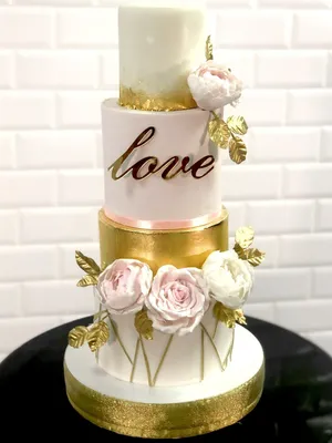 Свадебный торт с топпером 2021 - купить на заказ с фото в Москве