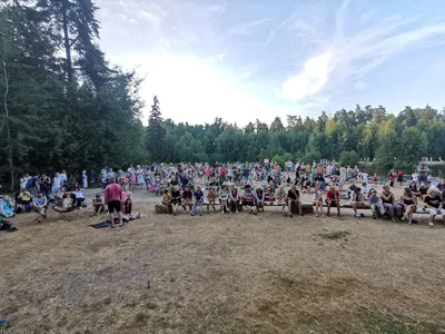 Жители построили площадку для культурных мероприятий у лесного озера в  Кратове