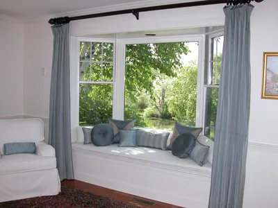 Угловой диван у окна в интерьере - 74 фото