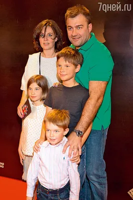 Считает свою жену идеальной: Счастливый брак Михаила Пореченкова, как  выглядит его красавица-жена и их трое детей | Кино на сегодня📽🎬 | Пульс  Mail.ru