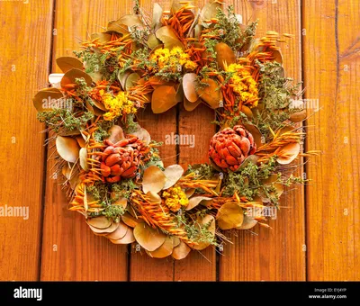 Herbst-Kranz mit getrockneten Blüten auf einem hölzernen Hintergrund  Stockfotografie - Alamy