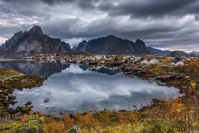 Картинка Лофотенские острова Норвегия поселок гора осенние Природа