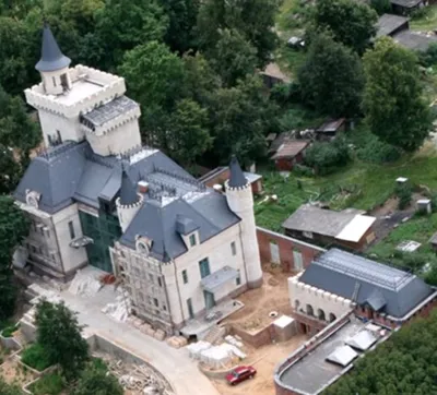 Алла Пугачева выставила на продажу замок в деревне Грязь за 1 миллиард  рублей
