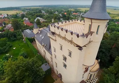 Максим Галкин показал роскошные интерьеры замка в деревне Грязь