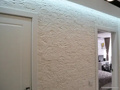 Искусственный камень Уральский скол белый в коридоре, фото интерьера  квартиры