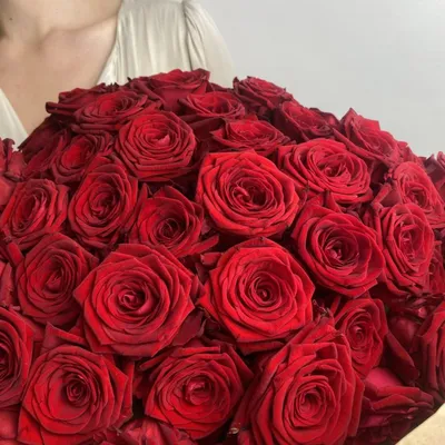 Свежие 61 красная роза в крафте по цене 11590 ₽ - купить в RoseMarkt с  доставкой по Санкт-Петербургу