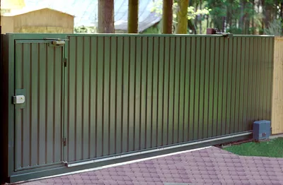Купить раздвижные ворота из профнастила зеленого цвета с калиткой 2000х6000  в Челябинске