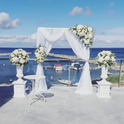 Оформление выездной свадебной регистрации на берегу моря. | Свадьба,  Морские свадьбы, Свадебная арка