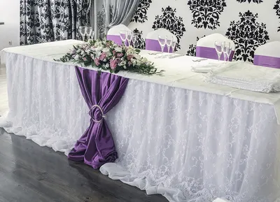 Оформление президиума на свадьбу: украшение стола молодых, правила декора и  рекомендации (с фото), какие аксессуары использовать, как украсить своими  руками