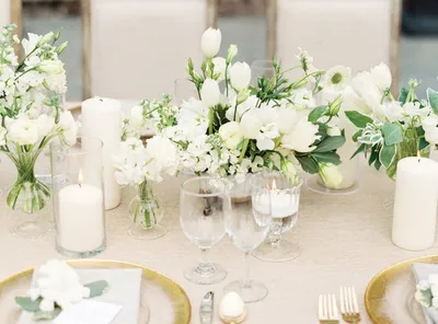 Украшение свадебного стола живыми цветами — оформление стола жениха и  невесты цветами на свадьбу