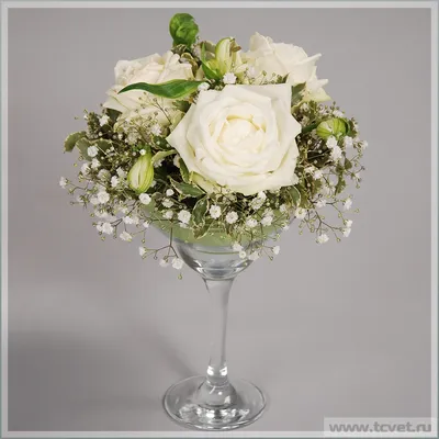 Свадебная композиция из живых цветов на стол Белое золото. Оформление  свадебного стола роскошными белыми розами от лавки креативных букетов  ТОЧКАЦВЕТОЧКА.